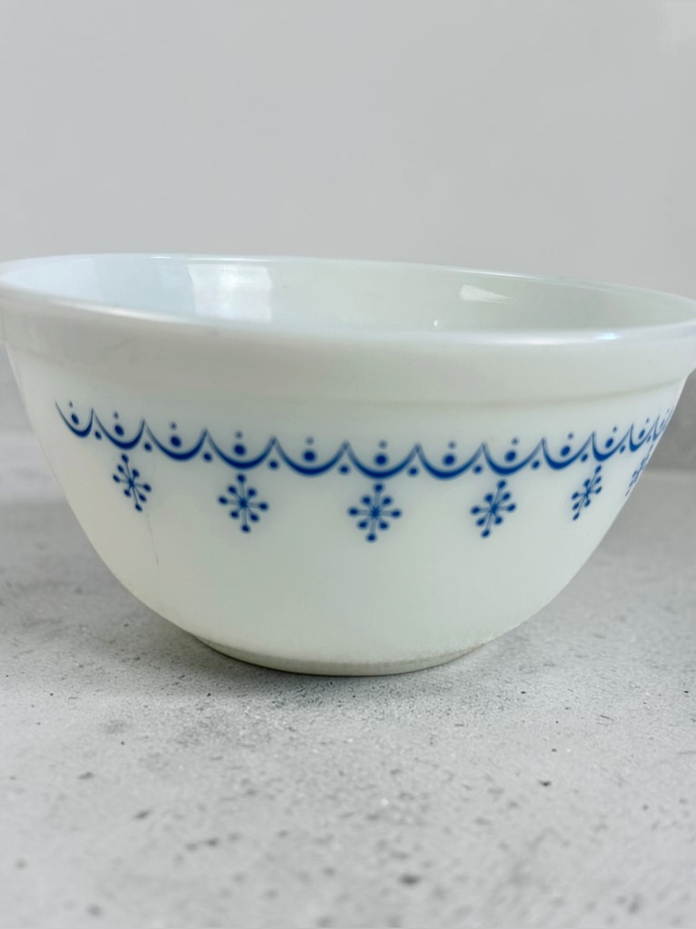 Vintage Pyrex Snowflake Garland 1.5 QT Bowl #402